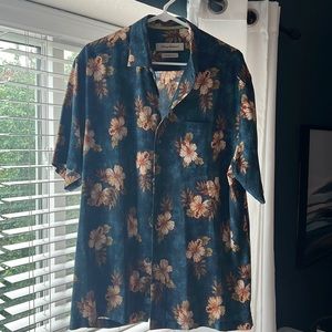 Tommy Bahama men’s short sleeve, silk floral shirt with Kapalua logo L sleeve